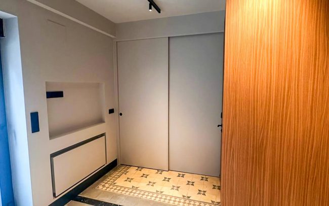 puerta habitación paneles baño camuflado reforma byDolmen