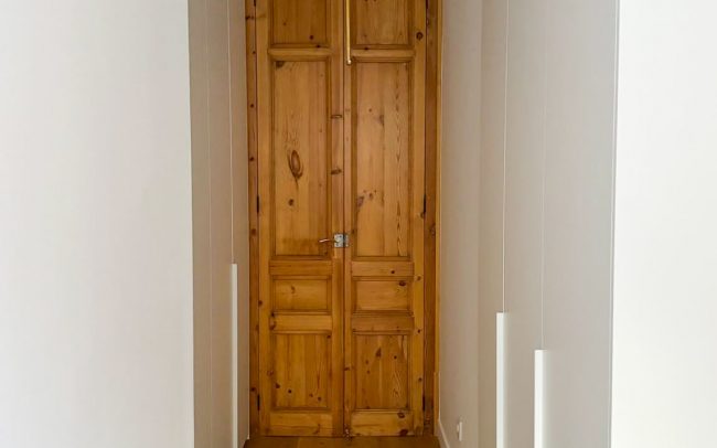 puerta suelo madera reforma piso Dolmen Arquitectos