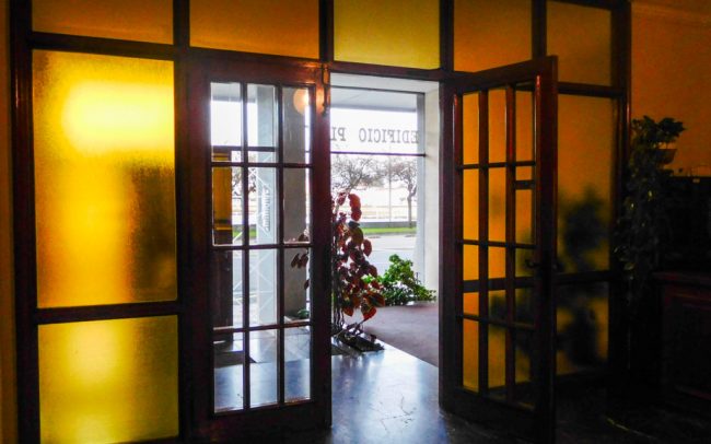 Puertas de portal sin reformar en edificio en Gijón
