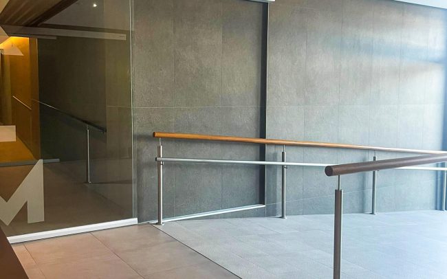 Rampa accesible en portal de edificio en Gijón. Proyecto de Dolmen Arquitectos