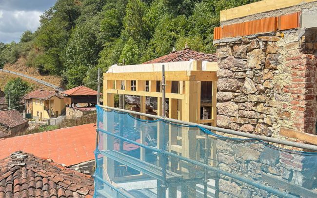 recrecido vivienda tradicional Asturias byDolmen