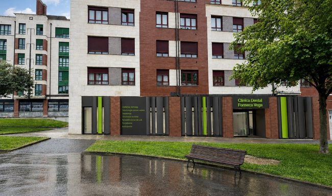 Fachada renovada de la Clínica Dental Fonseca Vega en Oviedo, con celosía gris y verde