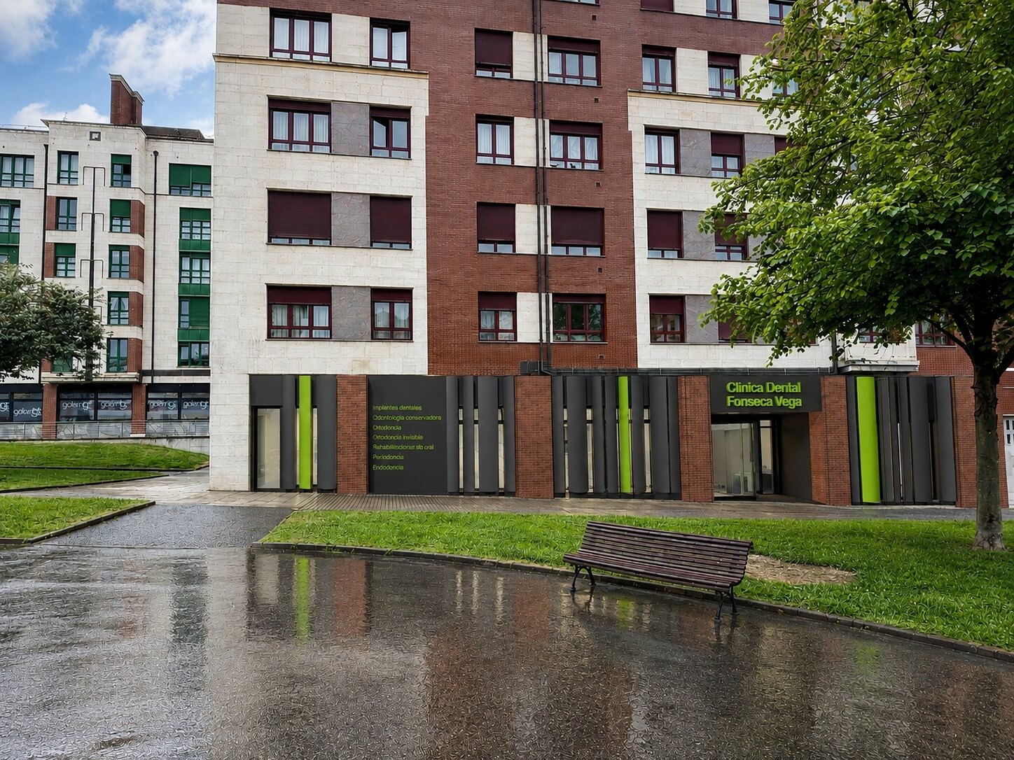 Fachada renovada de la Clínica Dental Fonseca Vega en Oviedo, con celosía gris y verde