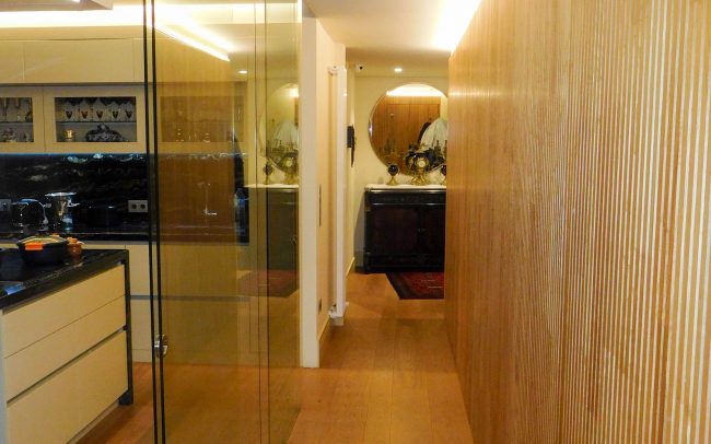 reforma interior piso Oviedo pasillo madera cristal_byDolmen