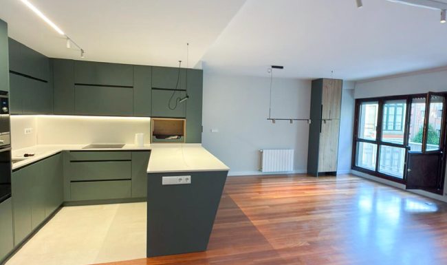 Salón y cocina abierta en una reforma integral de piso