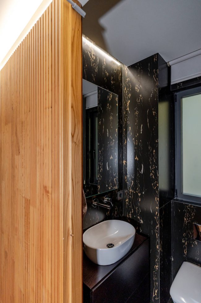 Aseo de cortesía en reforma de piso en Oviedo con revestimiento efecto mármol negro