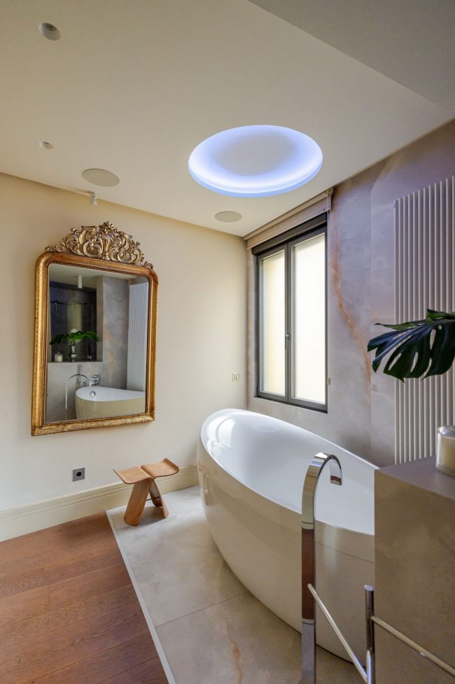 Baño de reforma de piso en Oviedo con bañera exenta