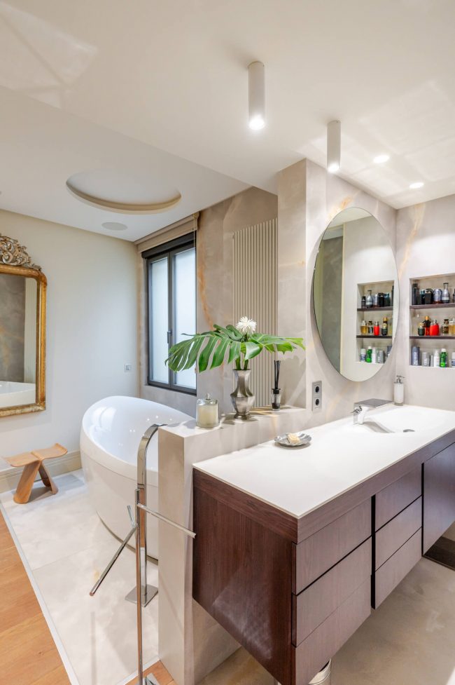 Baño de reforma de piso en Oviedo con bañera exenta junto a ventana