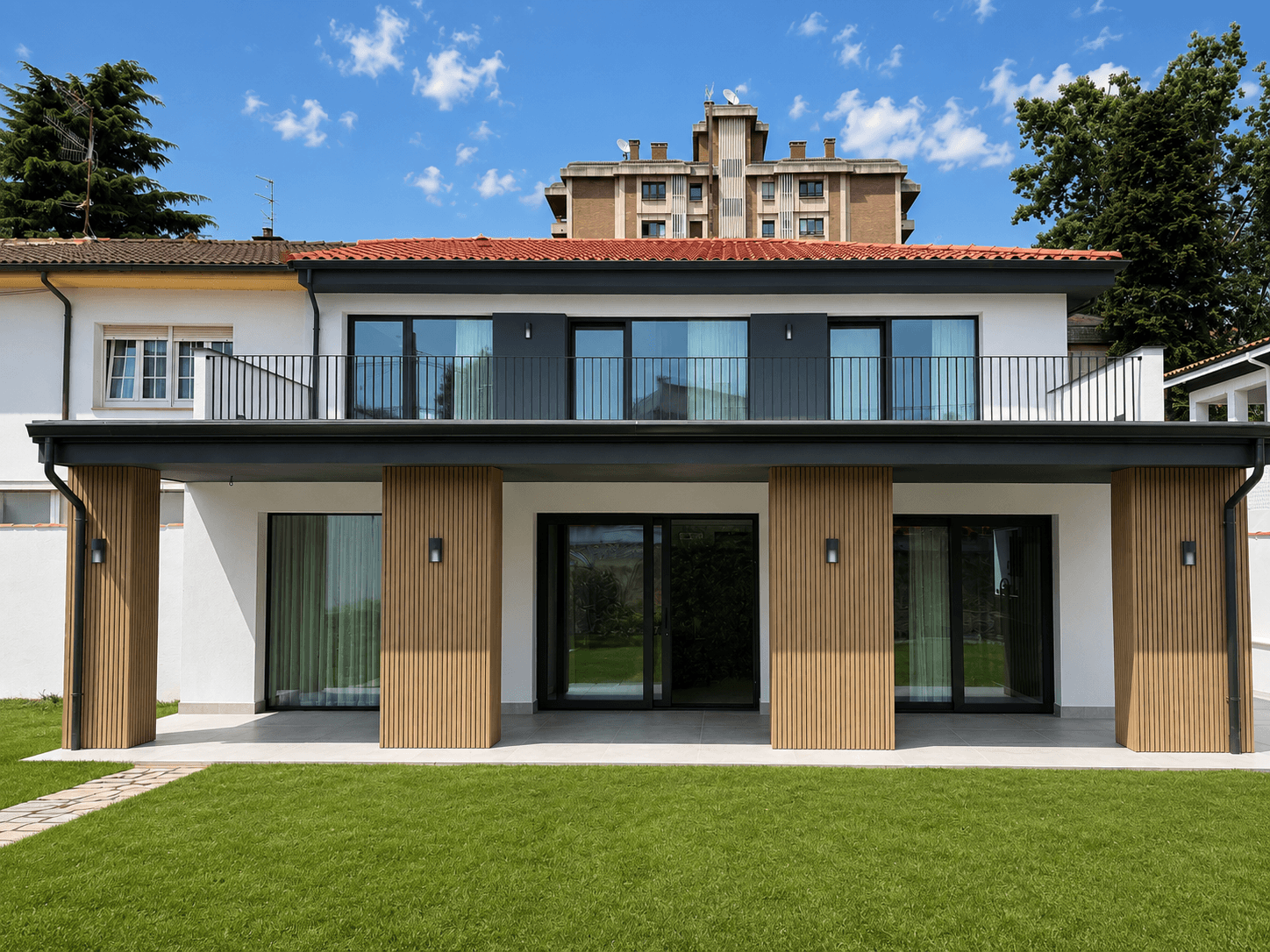 Vivienda unifamiliar rehabilitada en Gijón con jardín, terraza cubierta y nueva fachada de acabados claros y madera
