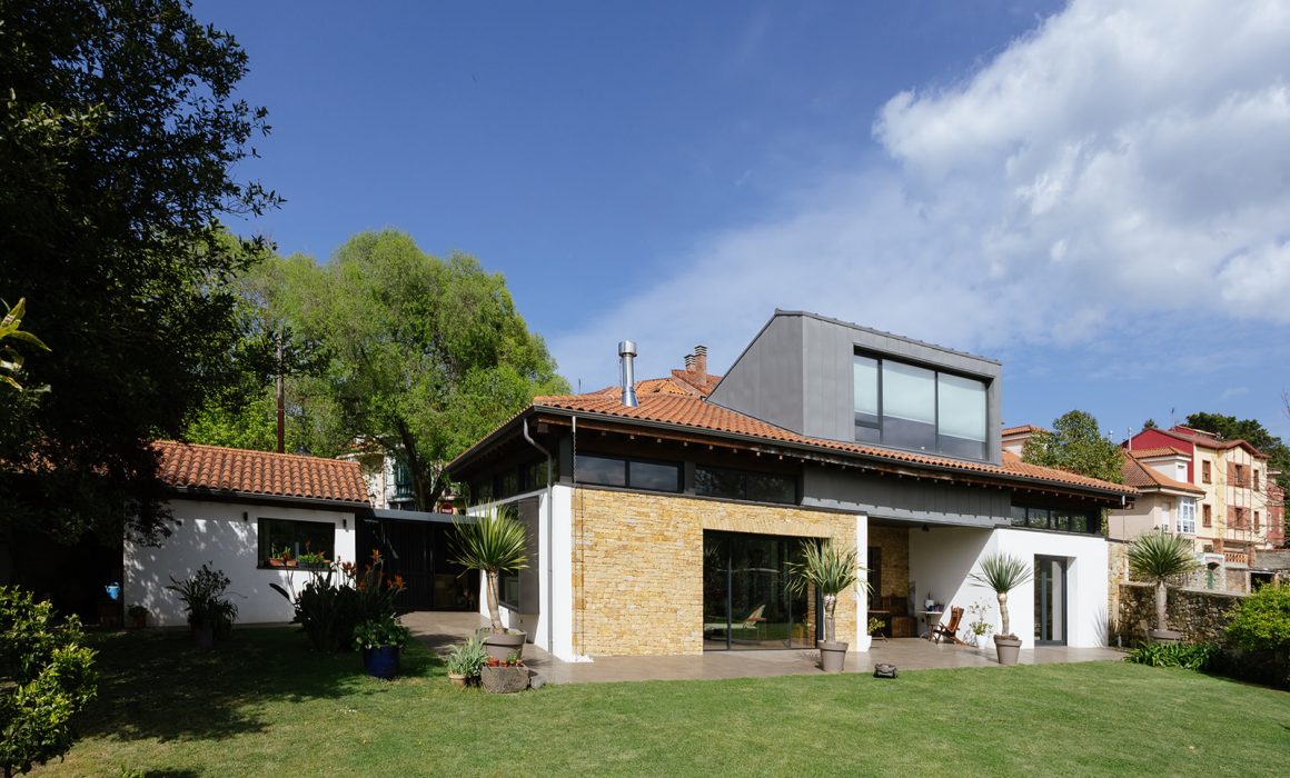 Vista general de reforma de vivienda unifamiliar en Somió, Gijón, casa auxiliar y jardín, proyecto de Dolmen Arquitectos