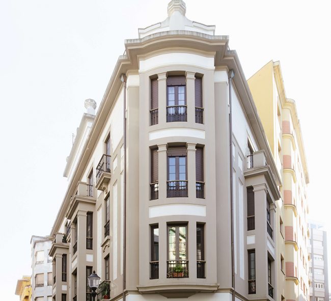 Reforma y rehabilitación de fachada en edificio protegido de Asturias. Dolmen Arquitectos