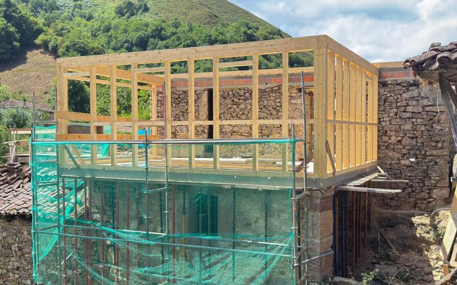 rehabilitación casa Somiedo estructura madera byDolmen