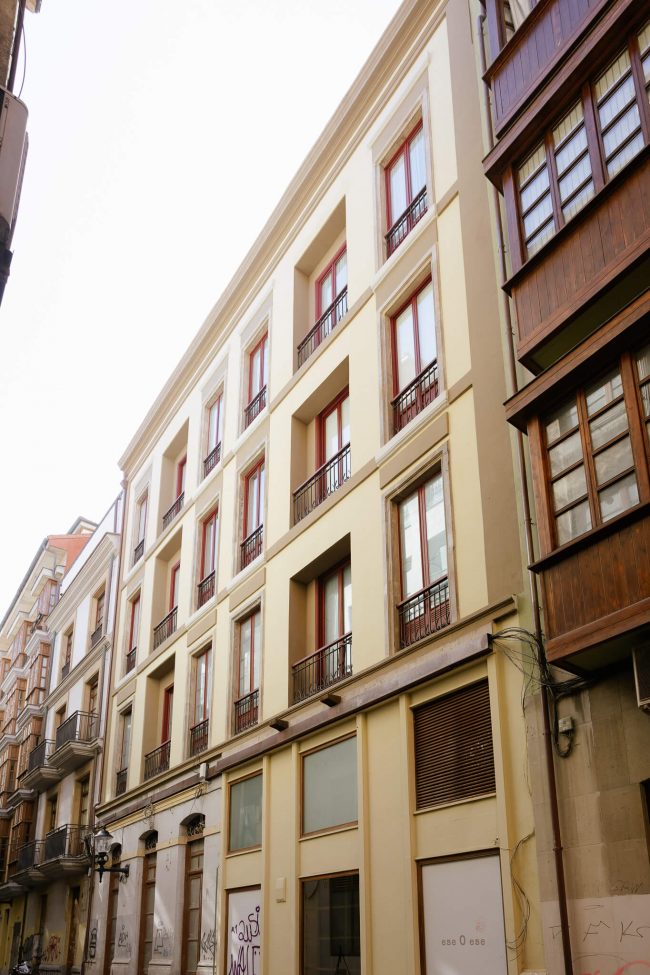 Restauración fachada edificio Gijón, por Dolmen Arquitectos.
