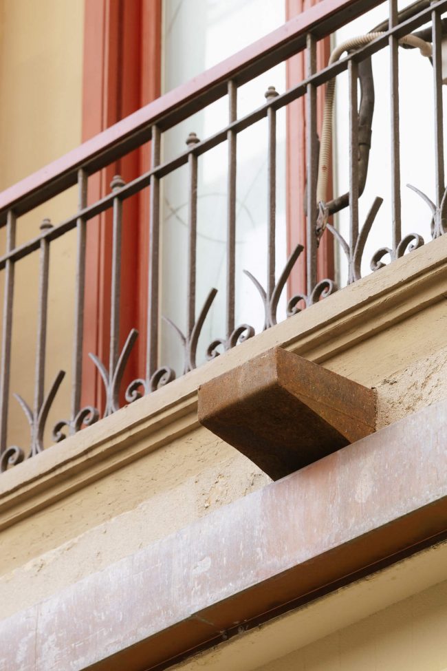Vierteaguas de granito en balconera de la calle del Agua.