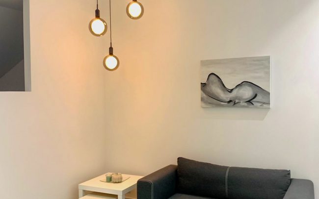 Rincón del salón reformado, de vivienda en calle Cataluña de Gijón