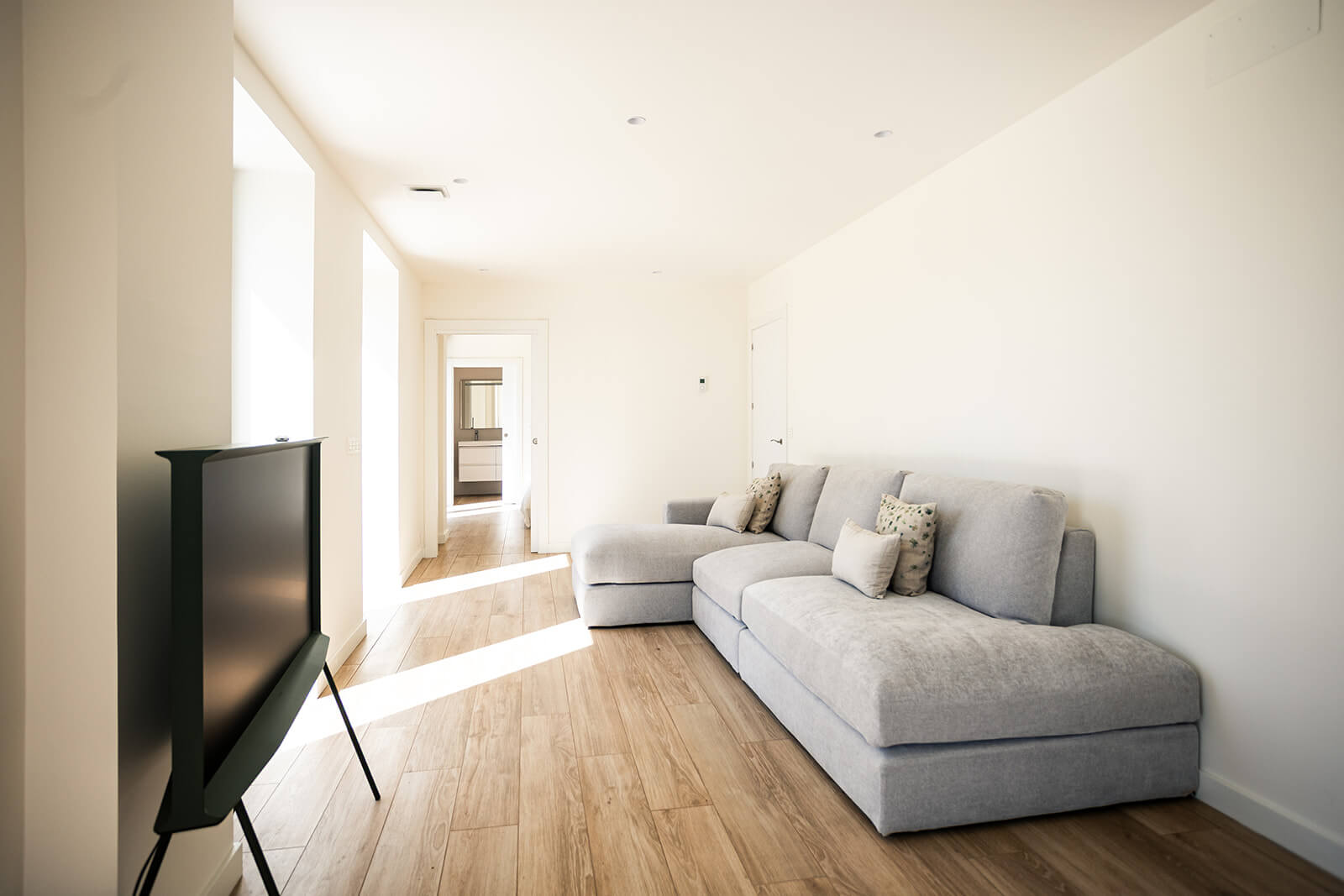 Salón de apartamento en villa reformada por Dolmen Aquitectos