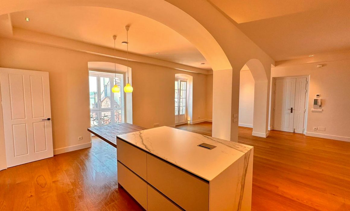 salon cocina isla arcos piso antiguo reformado byDolmen