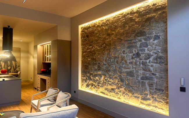 Salón y cocina de vivienda turística accesible, proyecto de Dolmen Arquitectos
