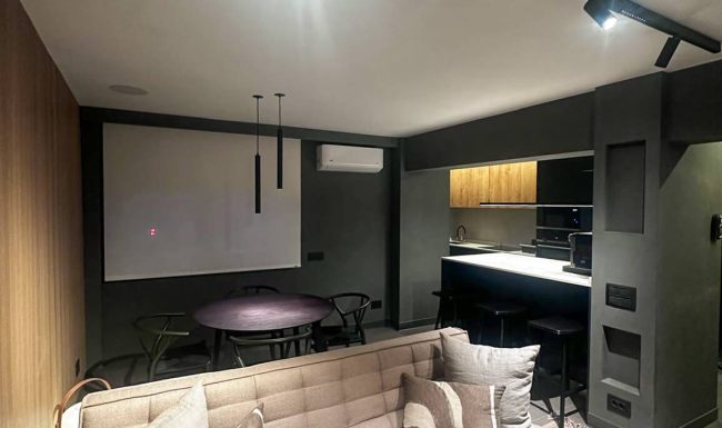 Salón, comedor y cocina conectados en la reforma integral del piso en Bilbao