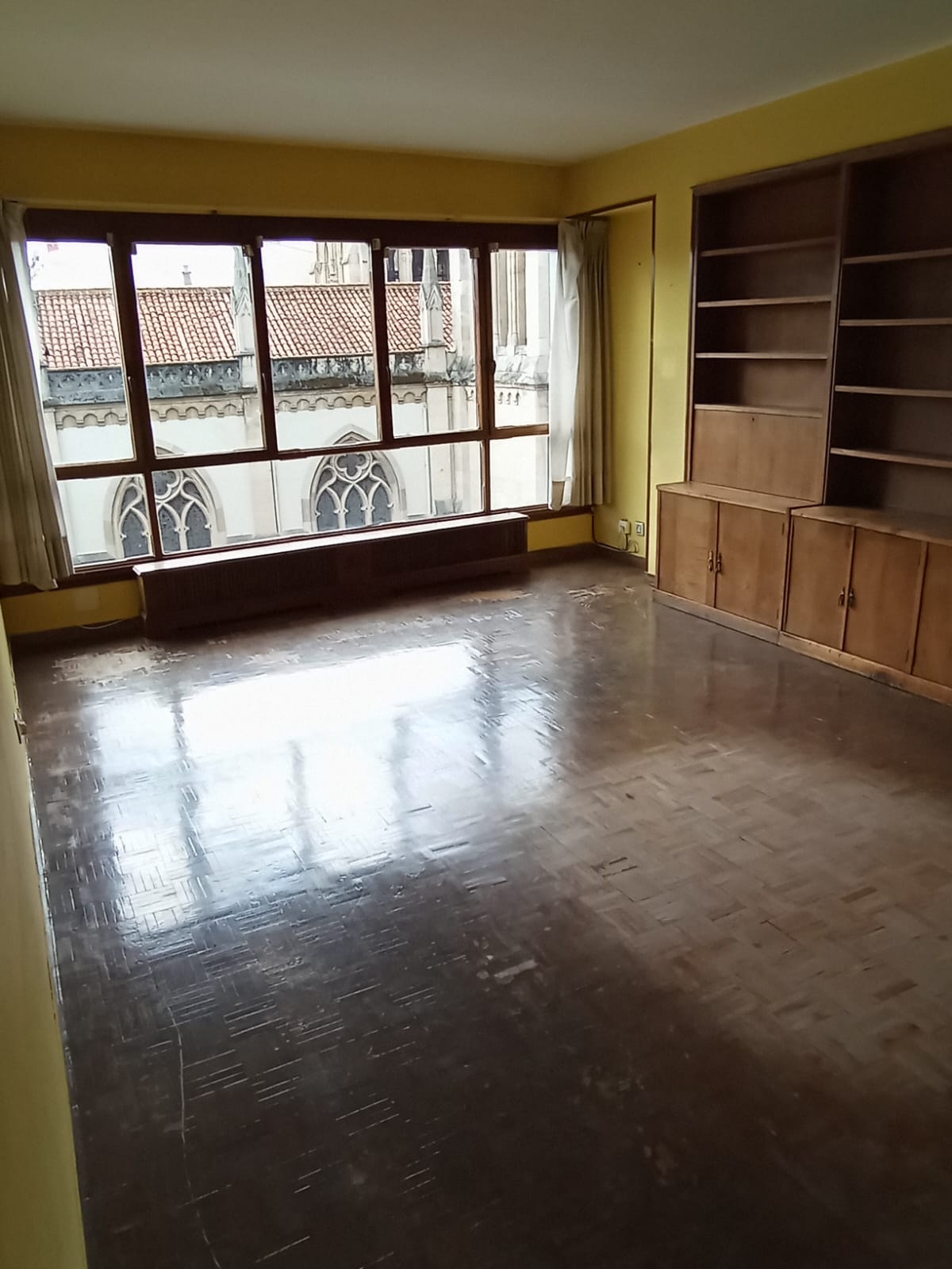 Salón de piso en el centro de Gijón, antes de la reforma proyectada por Dolmen Arquitectos
