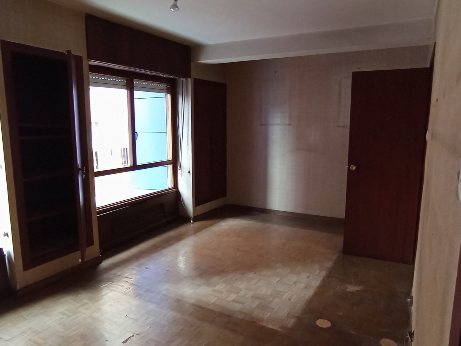 Suelo de madera de piso en el centro de Gijón, antes de la reforma proyectada por Dolmen Arquitectos