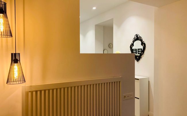 Tabique separador de dormitorio y salón, del piso reformado en calle Cataluña de Gijón