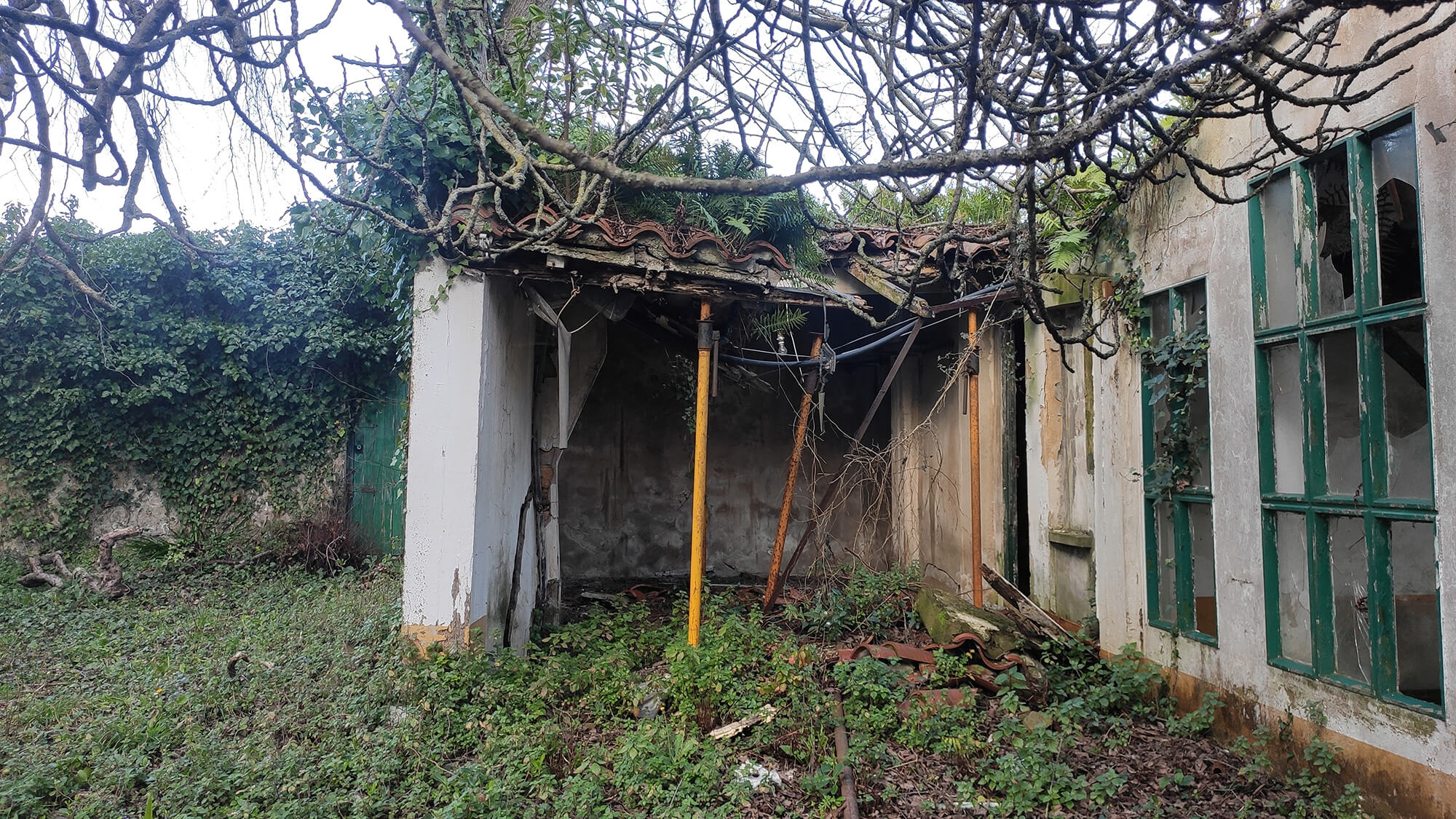Exterior taller de amortiguadores Carreño Villa Delfina, antes de rehabilitación por Dolmen