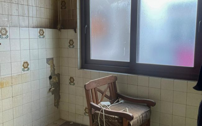 Ventana de la cocina antes de la reforma de la vivienda en la calle Cataluña en Gijón