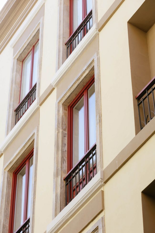 Rehabilitación fachada. Detalle ventanas y balcones.