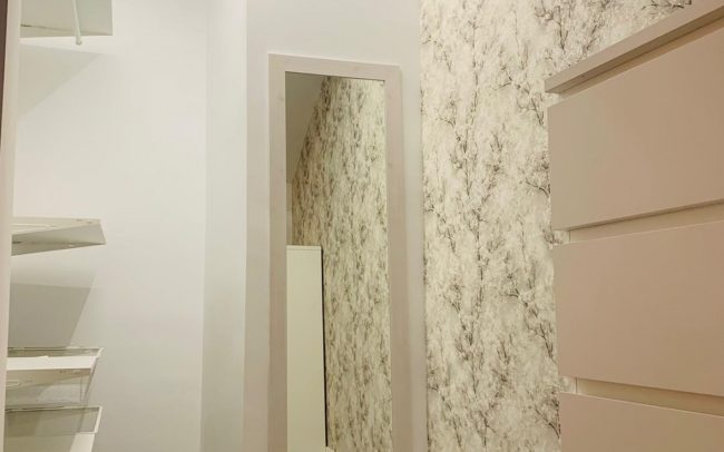 Vestidor en dormitorio, de vivienda reformada en calle Cataluña de Gijón