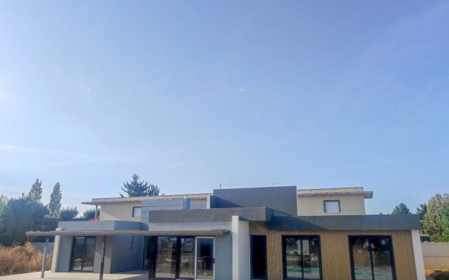 Vivienda unifamiliar en Valencia de Don Juan con piscina, proyecto de Dolmen Arquitectos