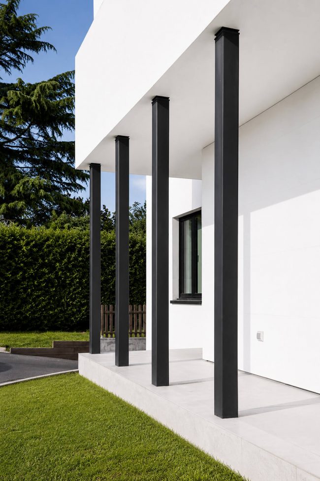 voladizo entrada cubierta casa contemporánea Gijón Dolmen Arquitectos